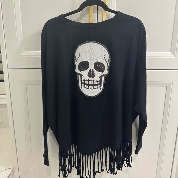 Fantastic Fawn Black Fringe Back Skull Sequin Edgy Graphic Print Top - Picture 4 of 5